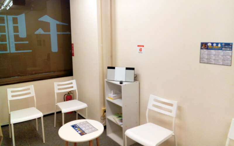 千里眼 名鉄岐阜駅前店 待合スペース