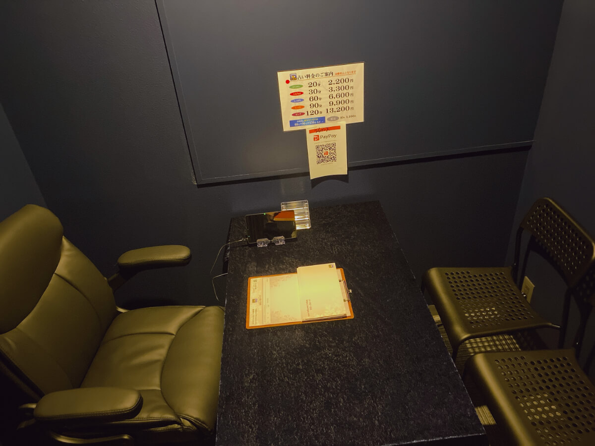 千里眼 アメリカ村店 4階案内ブース